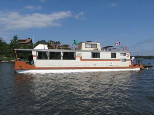 64 Foot Houseboat
