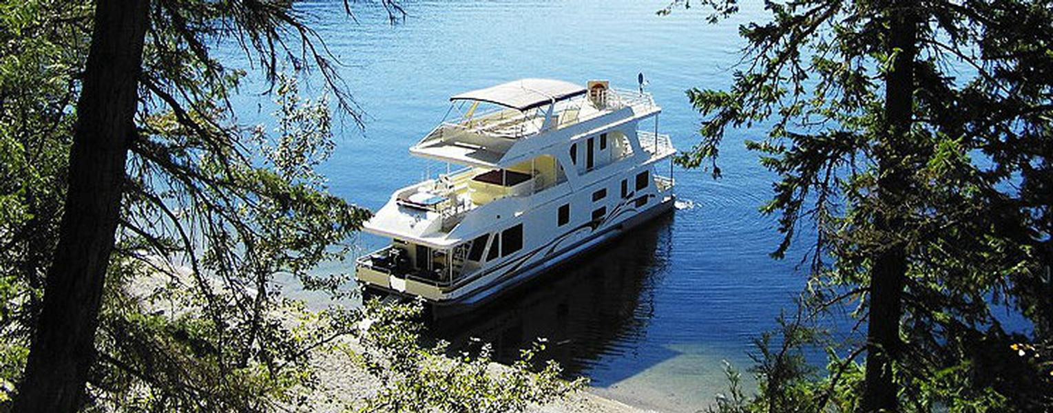 66 Genesis Houseboat