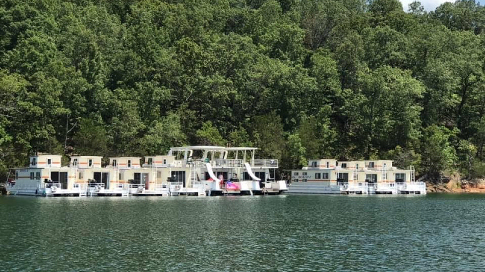 Houseboats on Bull Shoals Lake