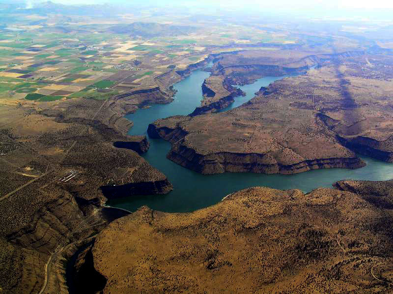 Lake Billy Chinook has many canyons and coves