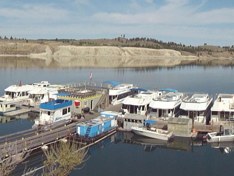 Choose from a fleet of comfortable houseboats for your lake vacation Choose from a fleet of comfortable houseboats for your lake vacation Photos