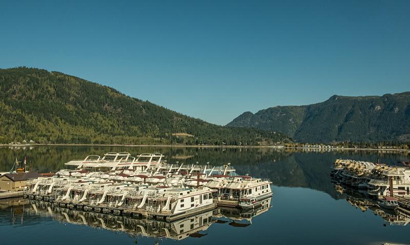 Beautiful houseboats and scenery await for the adventure of a lifetime Beautiful houseboats and scenery await for the adventure of a lifetime Photos