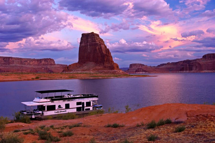 Stunning scenery surrounds you at Lake Powell