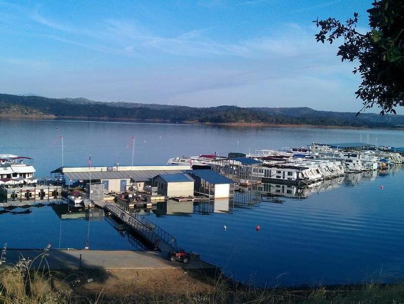 Houseboats of all shapes and sizes for rent Photos