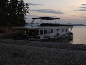 How to Choose the Best Houseboat for You