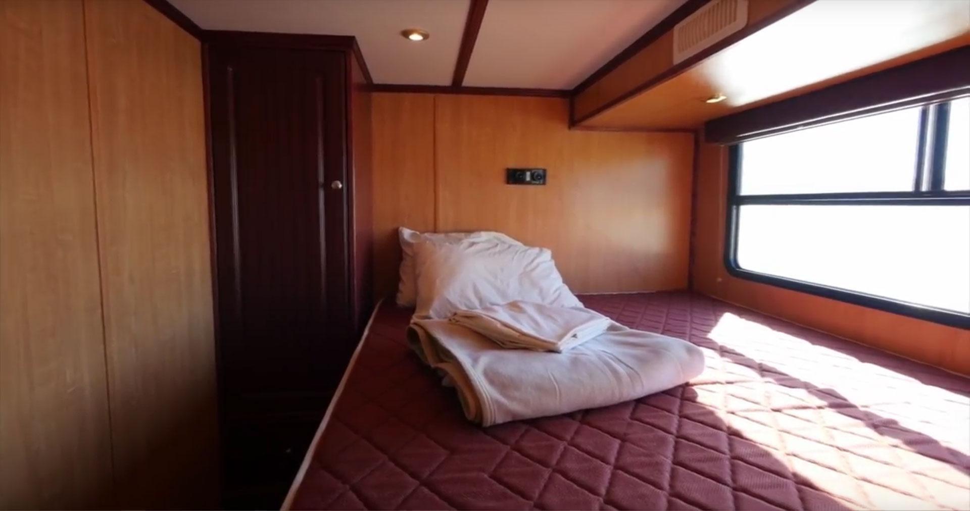 54 Escape Houseboat