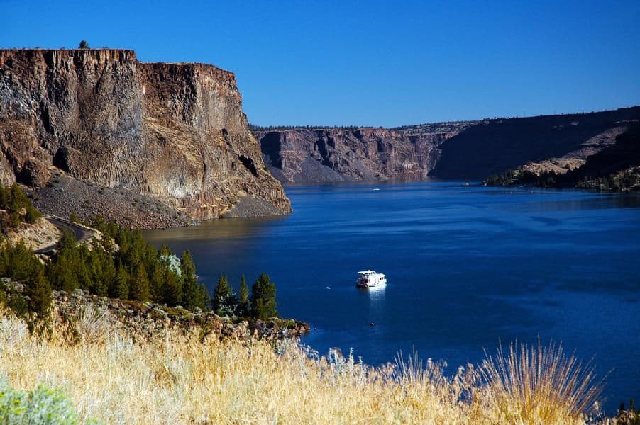 This houseboat shows the scale of the lake's surroundings