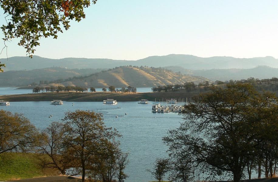 Blue waters surrounded by a scenic mountain range