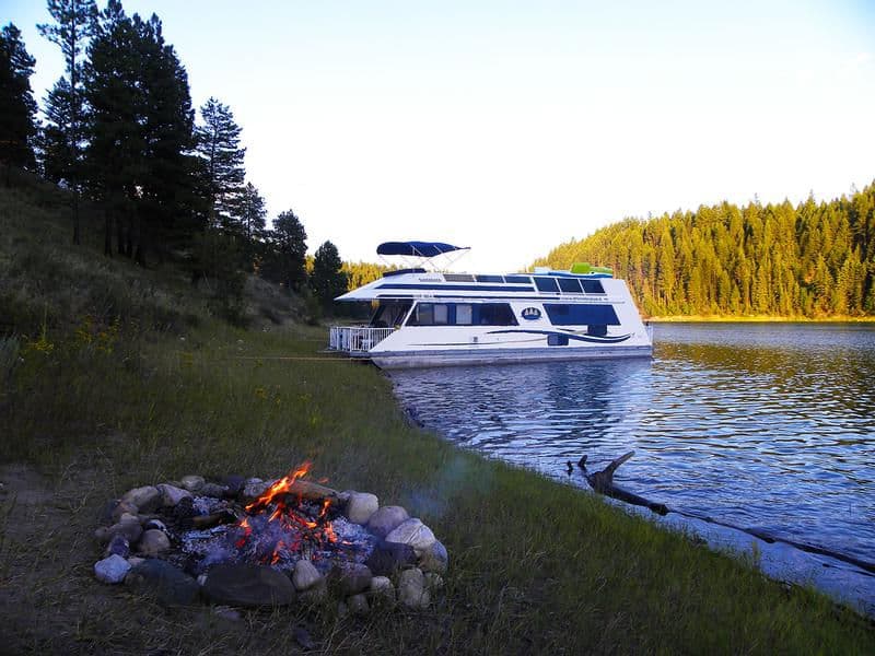Wide shorelines provide the perfect setting for a night by the fire