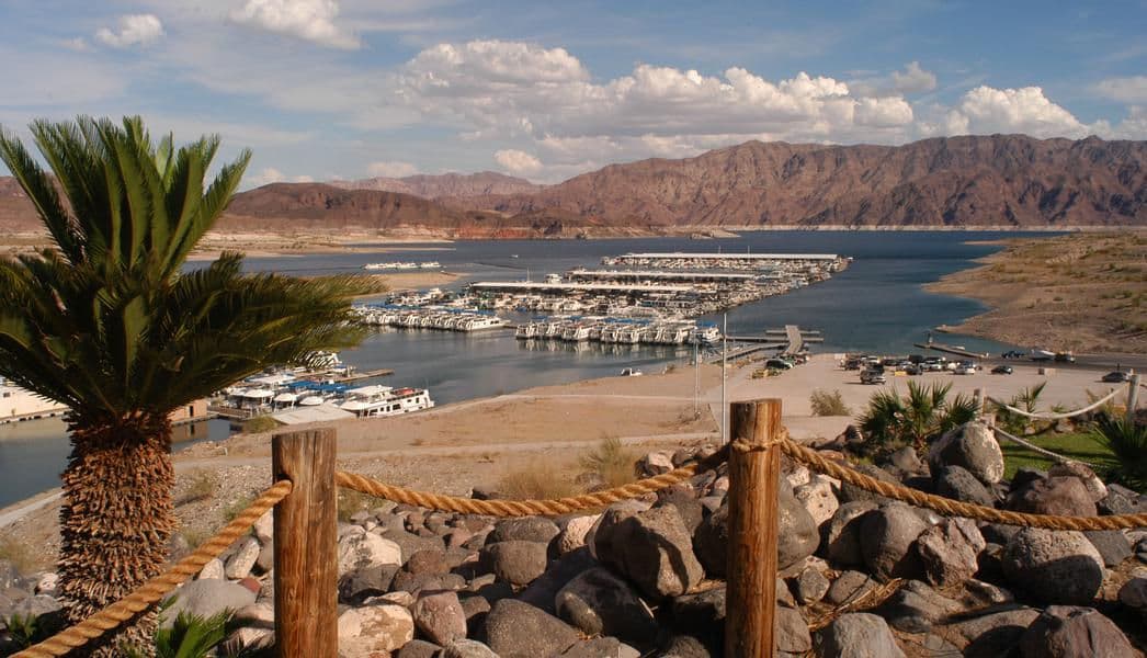 Enjoy the scenic trail traveling towards your houseboat vacation