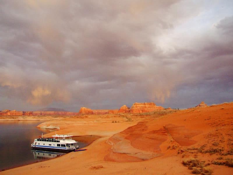 Envelop yourself in the majestic edges of beautiful Glen Canyon