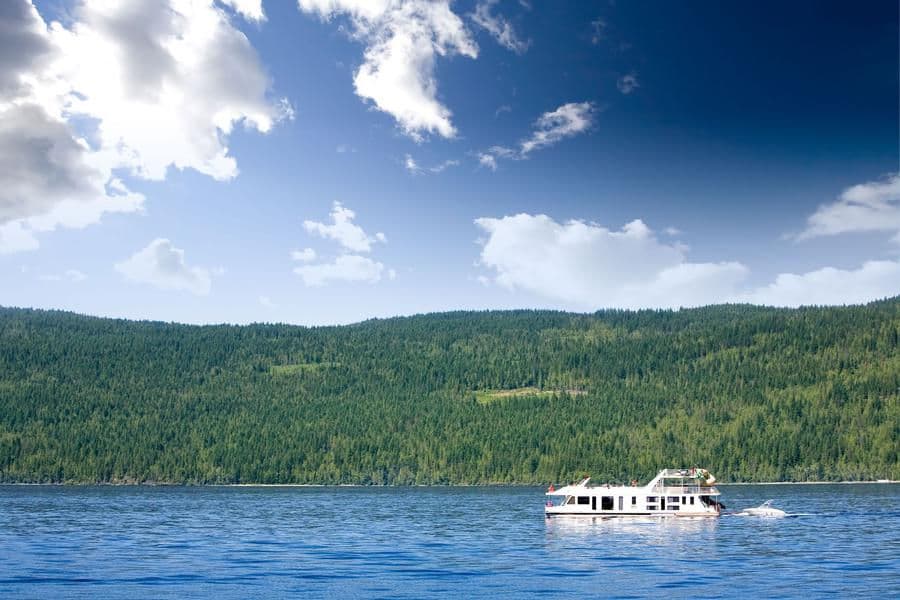 Houseboats and powerboats make perfect companions