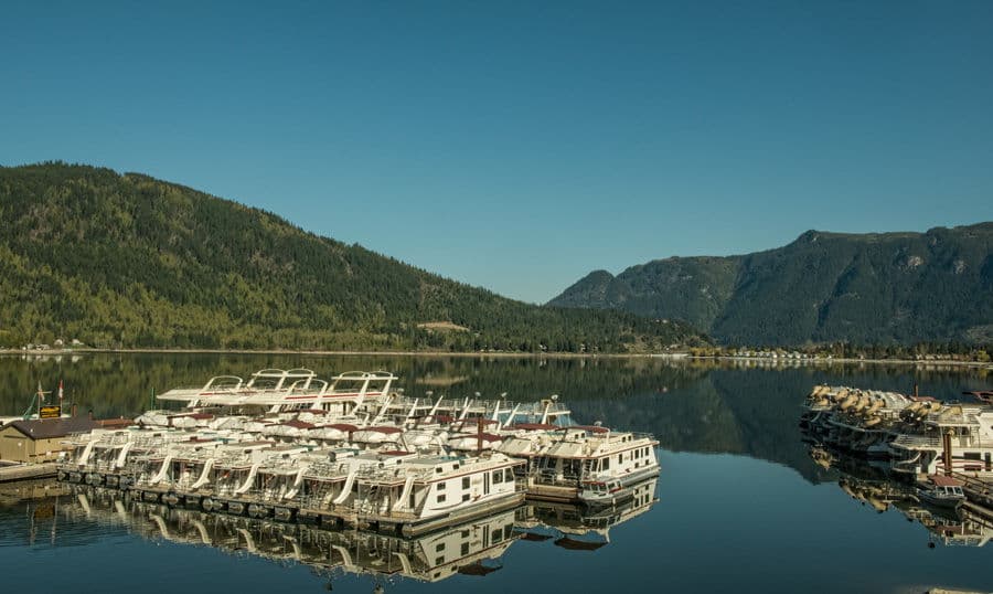 Beautiful houseboats and scenery await for the adventure of a lifetime