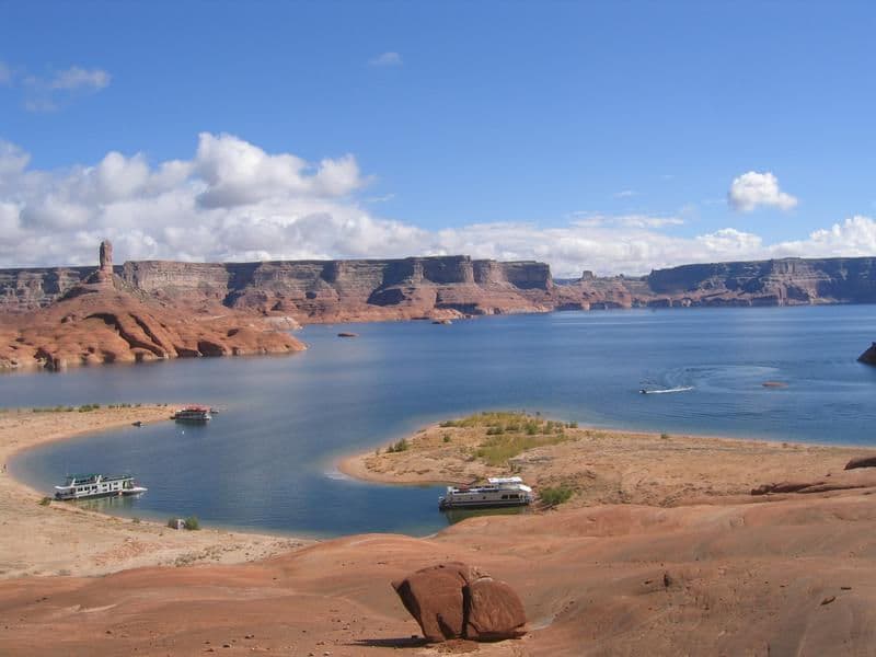 Big groups combine houseboats for an even bigger vacation