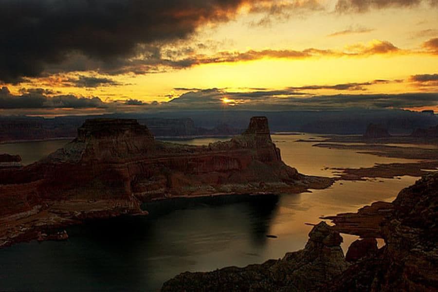 A beautiful sunset at Lake Powell