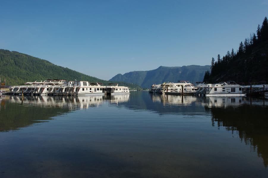 Houseboats line up waiting for a vacation