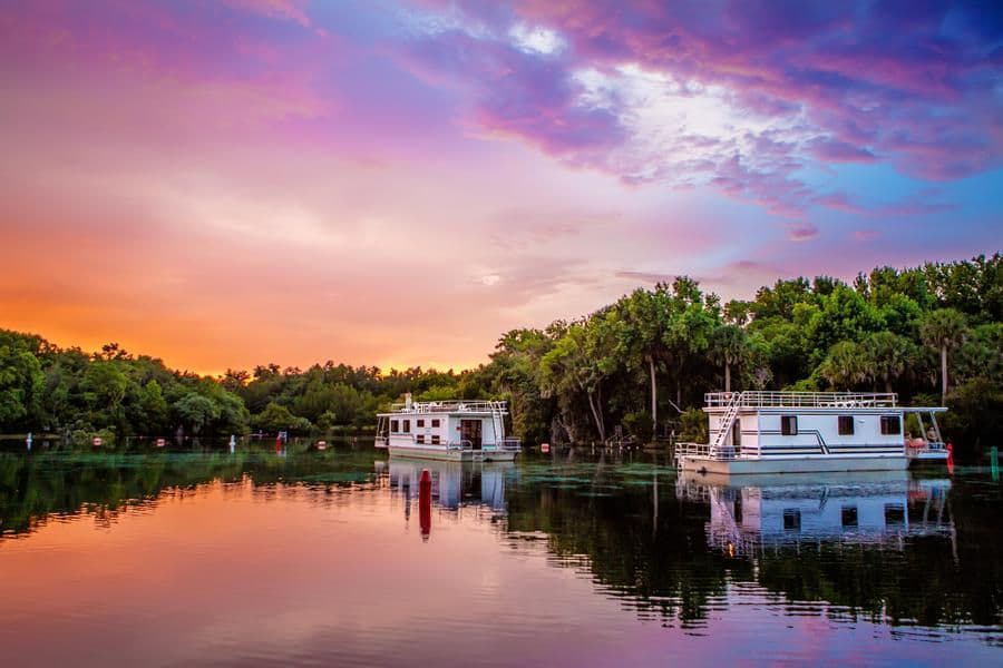 Experience your own little piece of heaven on a houseboat vacation