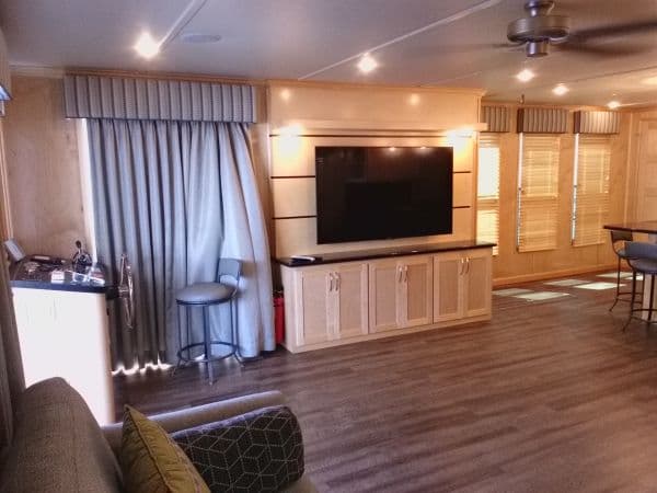 State Dock 925 Houseboat