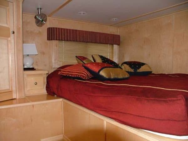State Dock 950 “Luxury Cat” Houseboat