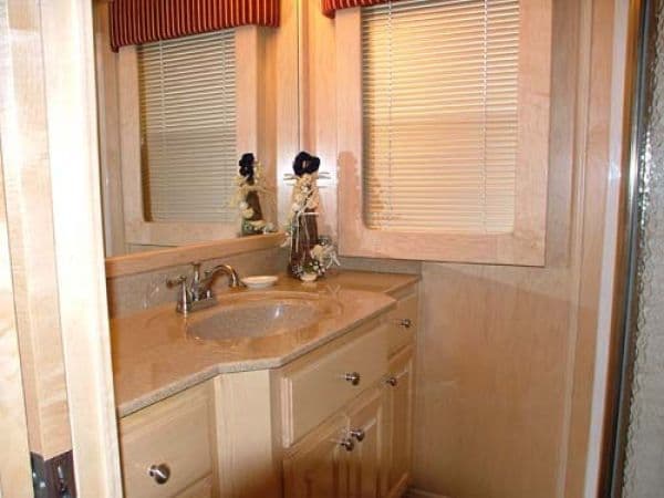 State Dock 950 “Luxury Cat” Houseboat