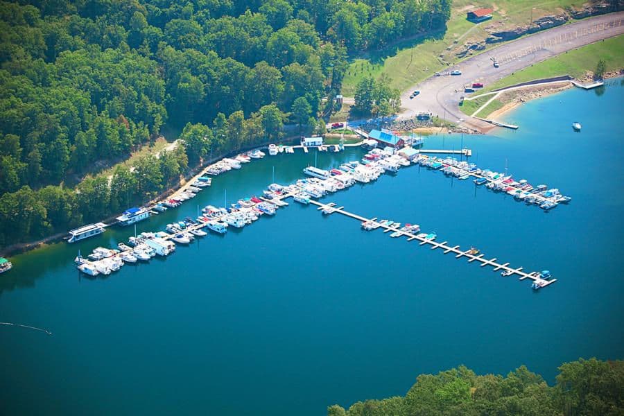 Houseboats and powerboats of all shapes and sizes ready to depart
