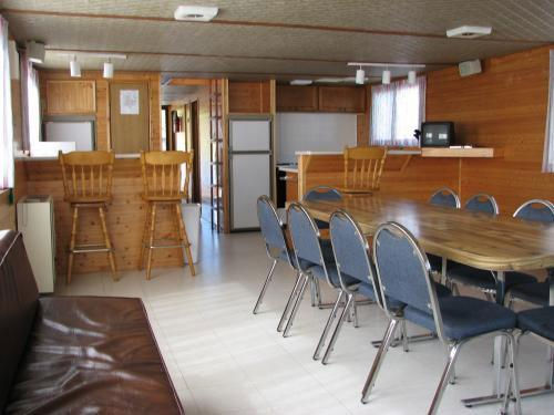 64 Foot Houseboat