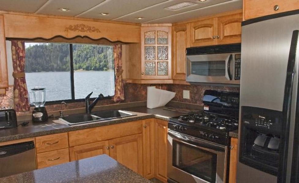 65 Titan Houseboat