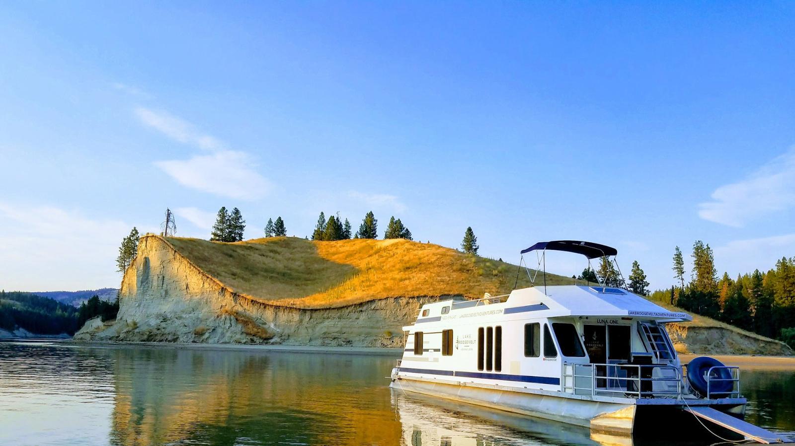 The Luna Houseboat from Seven Bays Marina