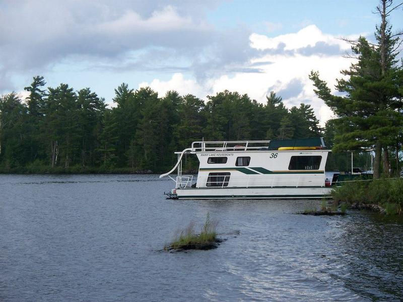 Minnitaki Houseboat