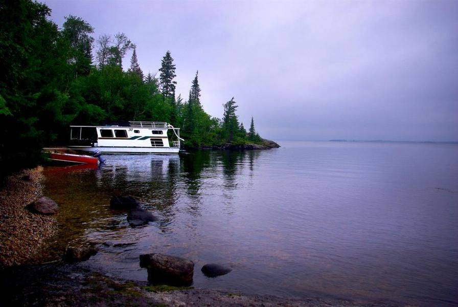 Minnitaki Houseboat