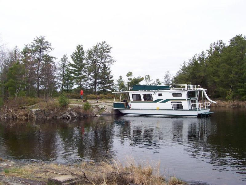 Minnitaki Houseboat