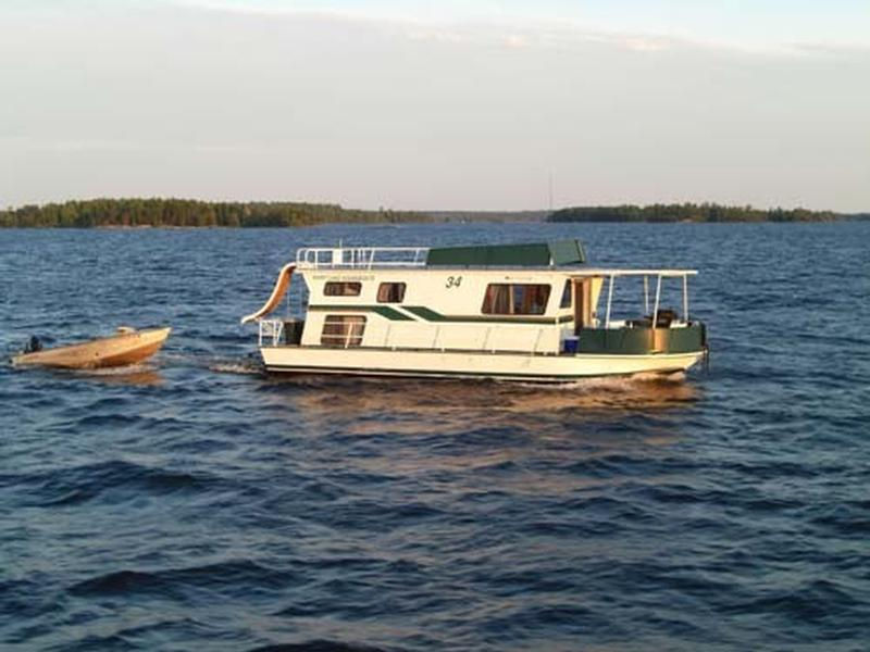 Minnitaki Houseboat