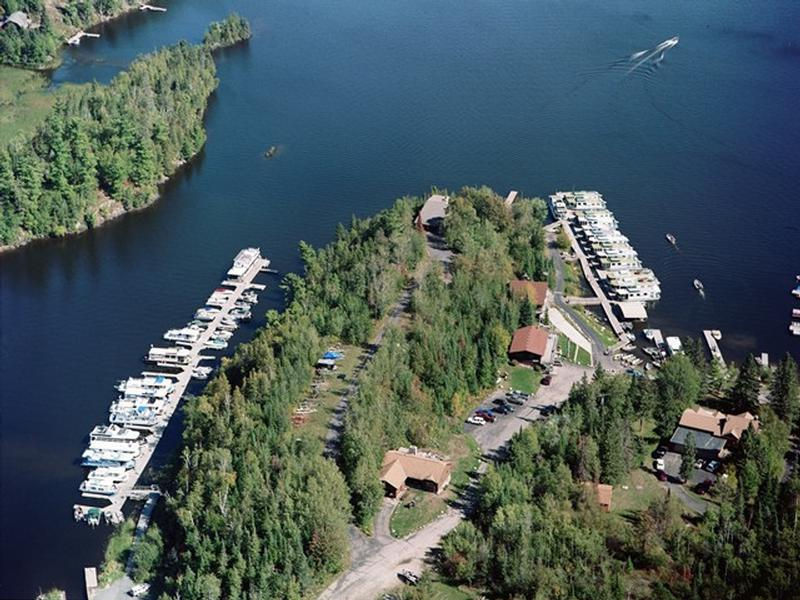 Houseboats of all shapes and sizes available for rent