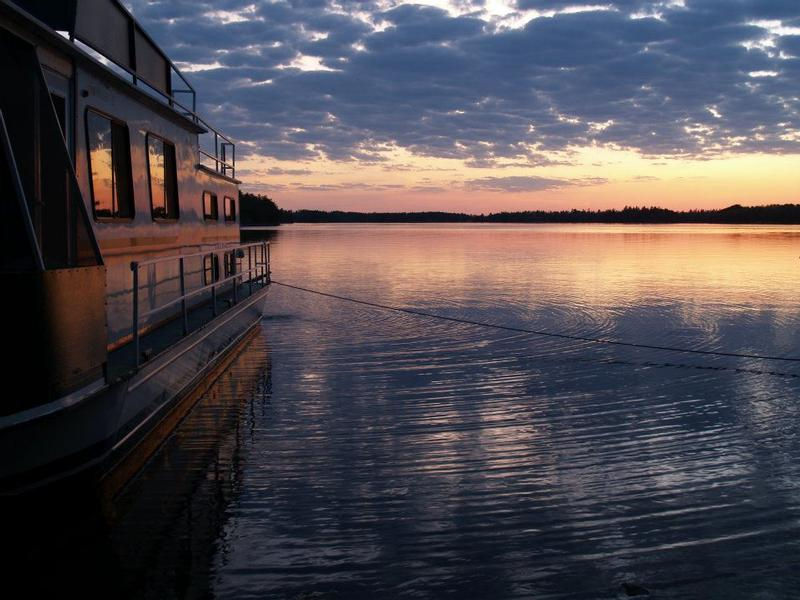 Voyaguer Houseboat