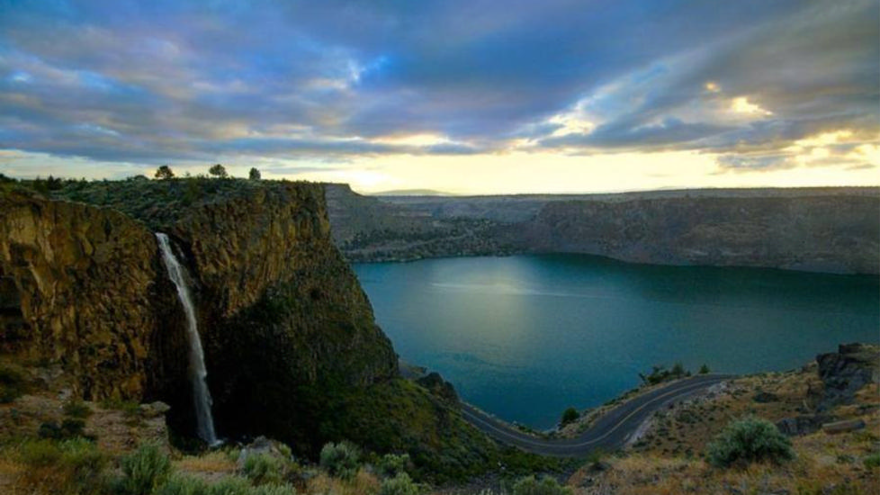 Lake Billy Chinook Houseboat Rentals and Vacation Information