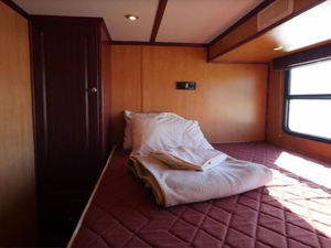 54 Escape Houseboat