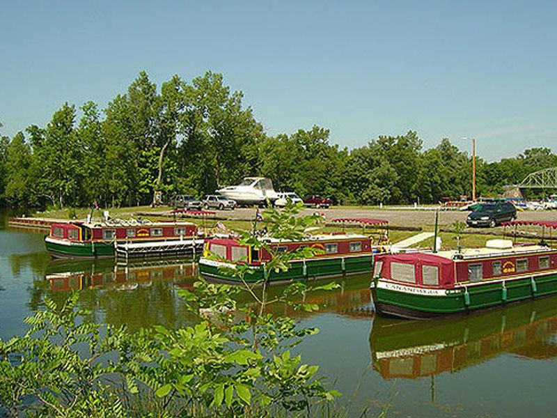 Pull up to your houseboat and start your vacation Photos