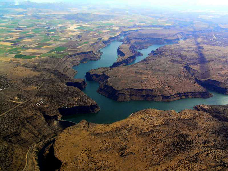 Lake Billy Chinook has many canyons and coves Photos