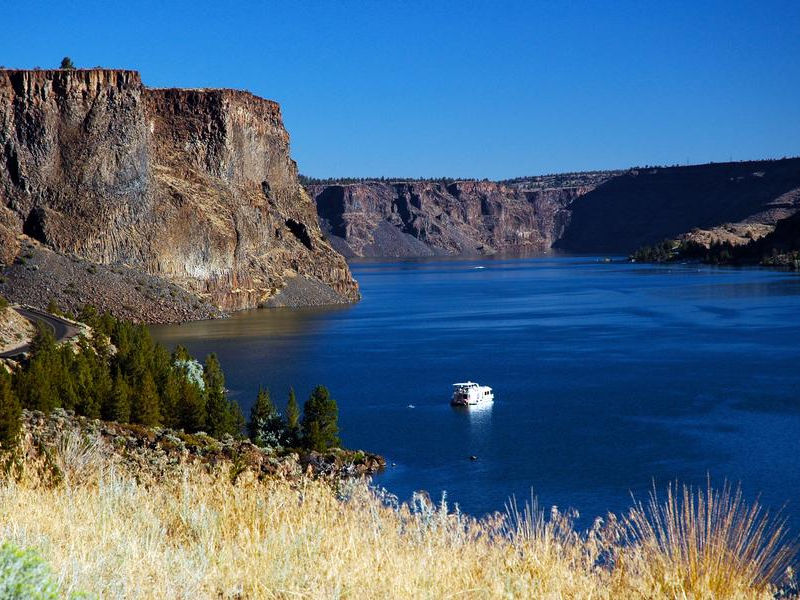 This houseboat shows the scale of the lake's surroundings Photos