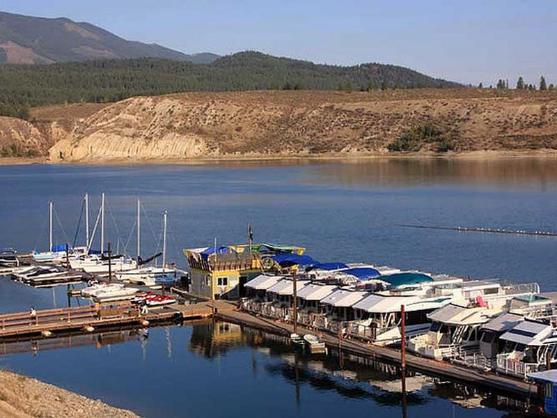 Houseboats and powerboats of all shapes and sizes available for rent Houseboats and powerboats of all shapes and sizes available for rent Photos