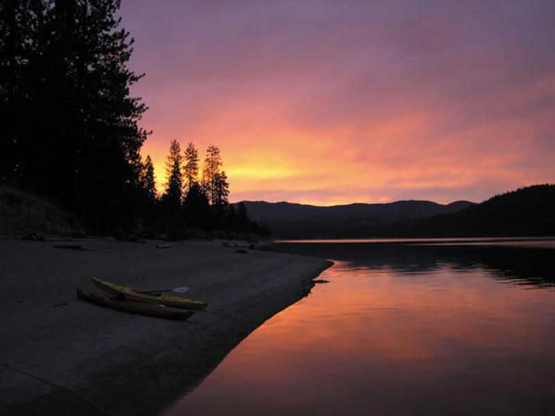 A beautiful sunset on Lake Roosevelt Photos