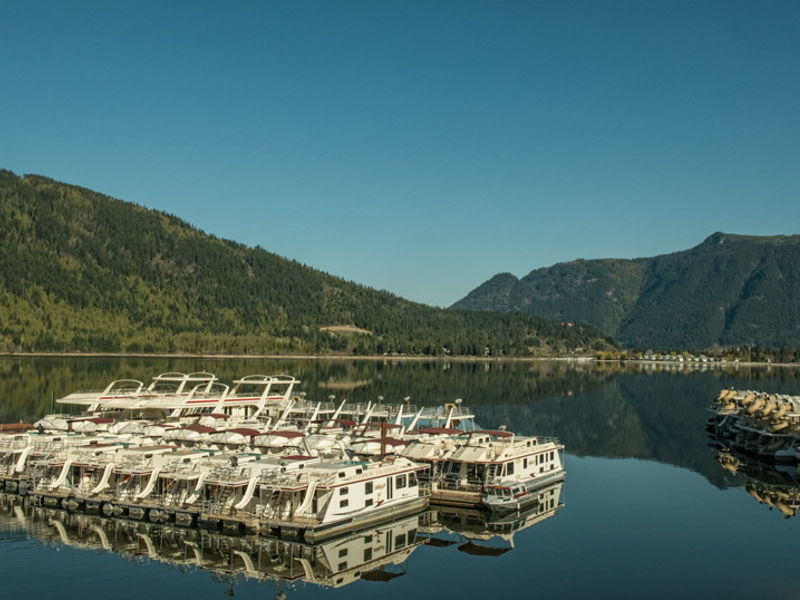 Beautiful houseboats and scenery await for the adventure of a lifetime Beautiful houseboats and scenery await for the adventure of a lifetime Photos