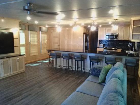 State Dock 925 Houseboat
