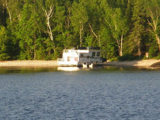 Voyaguer Houseboat