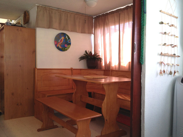 Tobbie Dee Houseboat Dining Area