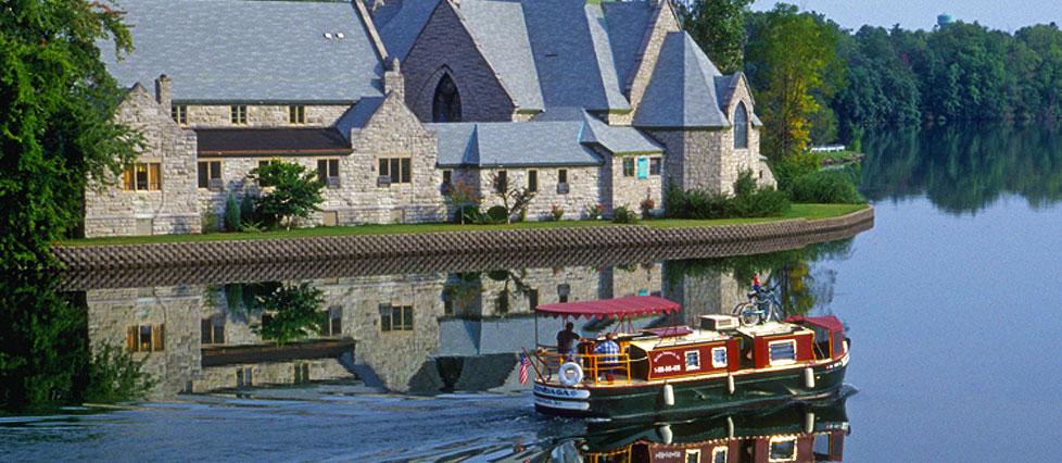 Erie Canal Houseboat Rentals and Vacation Information